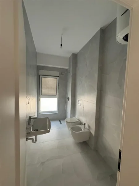 Tirane, jepet me qera zyre Kati 7, 60 m² 300 € (PASHO HYSA)