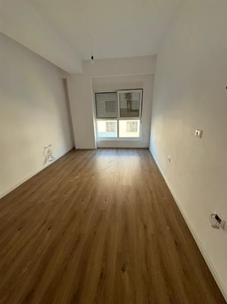 Tirane, jepet me qera zyre Kati 7, 60 m² 300 € (PASHO HYSA)