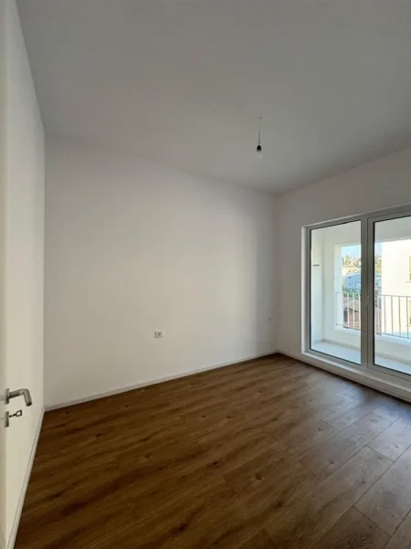 Tirane, jepet me qera zyre Kati 7, 60 m² 300 € (PASHO HYSA)