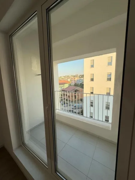 Tirane, jepet me qera zyre Kati 7, 60 m² 300 € (PASHO HYSA)