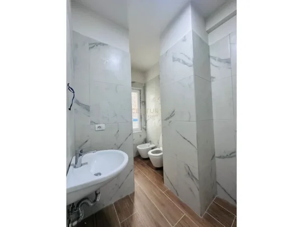 Tirane, jepet me qera zyre Kati 2, 70 m² 715 € (rruga e Kosovareve)