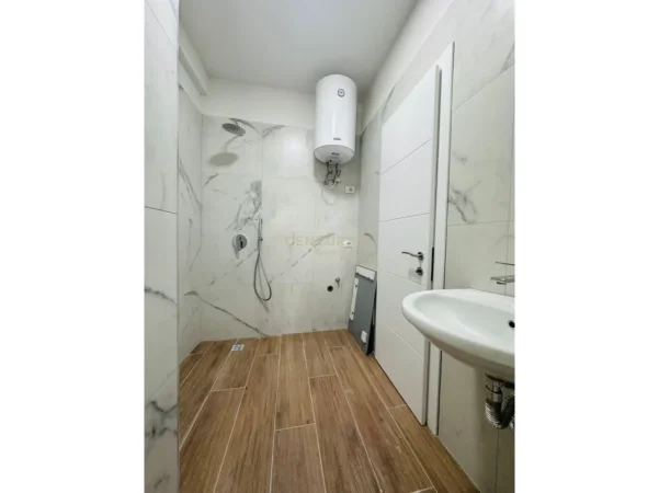 Tirane, jepet me qera zyre Kati 2, 70 m² 715 € (rruga e Kosovareve)