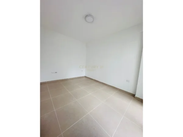 Tirane, jepet me qera zyre Kati 2, 70 m² 715 € (rruga e Kosovareve)