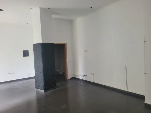 Tirane, jepet me qera dyqan , 44 m² 500 € (KOMPLEKSI MAGNET)