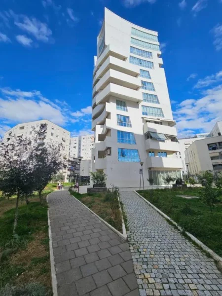 Tirane, jepet me qera dyqan , 44 m² 500 € (KOMPLEKSI MAGNET)