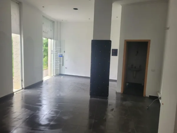 Tirane, jepet me qera dyqan , 44 m² 500 € (KOMPLEKSI MAGNET)