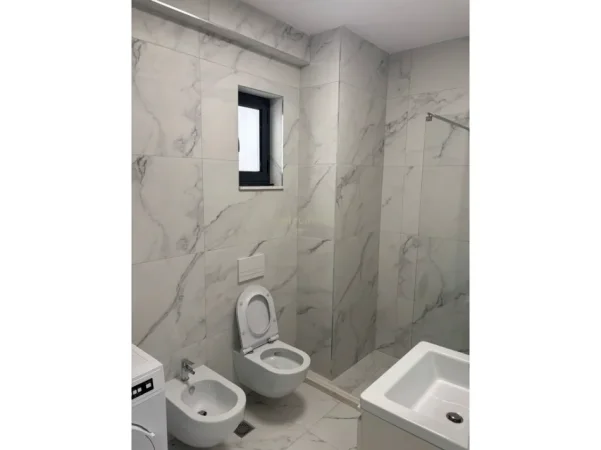 Tirane, jepet me qera apartament 2+1 Kati 2, 102 m² 700 € (PORCELAN)
