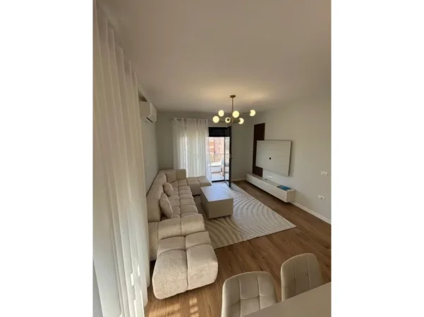 Tirane, jepet me qera apartament 2+1 Kati 2, 102 m² 700 € (PORCELAN)