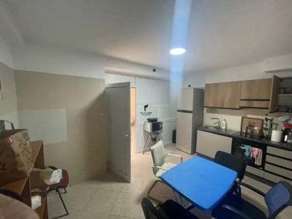 Tirane, jepet me qera zyre Kati -1, 163 m² 1.600 € (PAZARI I RI)