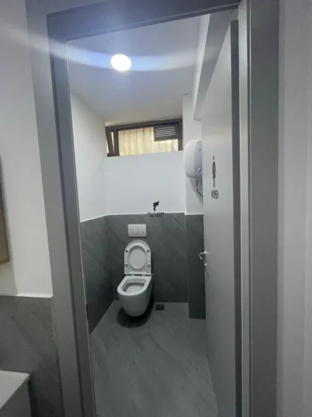 Tirane, jepet me qera zyre Kati -1, 163 m² 1.600 € (PAZARI I RI)