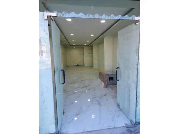Tirane, jepet me qera ambjent biznesi Kati 0, 53 m² 580 € (DRITAN HOXHA)