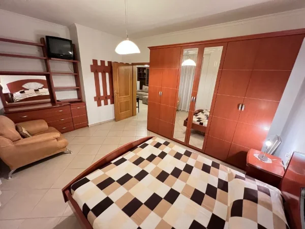 Tirane, jepet me qera apartament 2+1 , 100 m² (RRUGA E KAVAJES)
