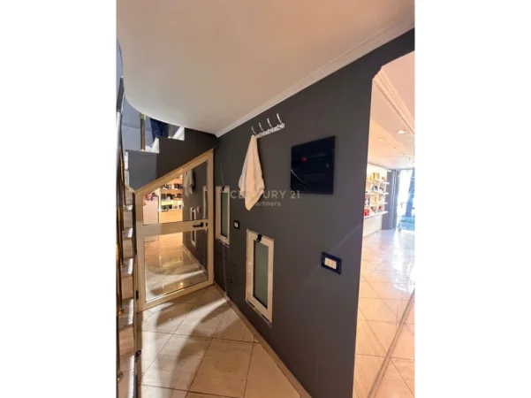 Tirane, shes ambjent biznesi Kati 0, 62 m² 150.000 € 