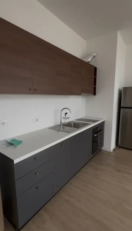 Tirane, jepet me qera zyre Kati 6, 60 m² 450 € (PAZARI I RI)