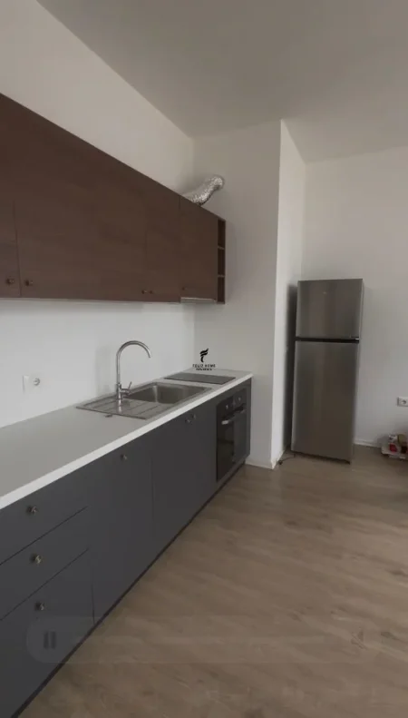 Tirane, jepet me qera zyre Kati 6, 60 m² 450 € (PAZARI I RI)