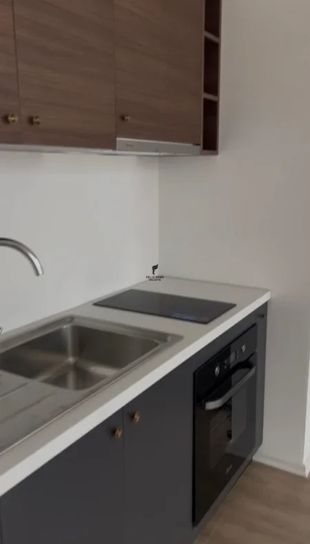 Tirane, jepet me qera zyre Kati 6, 60 m² 450 € (PAZARI I RI)