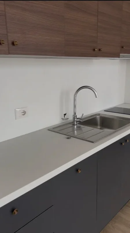 Tirane, jepet me qera zyre Kati 6, 60 m² 450 € (PAZARI I RI)