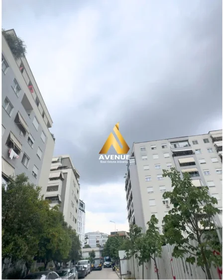 Tirane, jepet me qera ambjent biznesi Kati 0, 140 m² 2.400 € (Rruga Anton Lufi)
