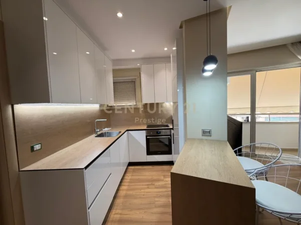 Tirane, jepet me qera apartament 1+1+Ballkon Kati 1, 70 m² 750 € (Pazari i ri)
