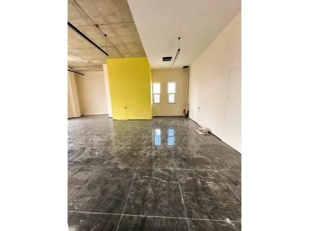 Tirane, jepet me qera ambjent biznesi , 170 m² 1.500 € 