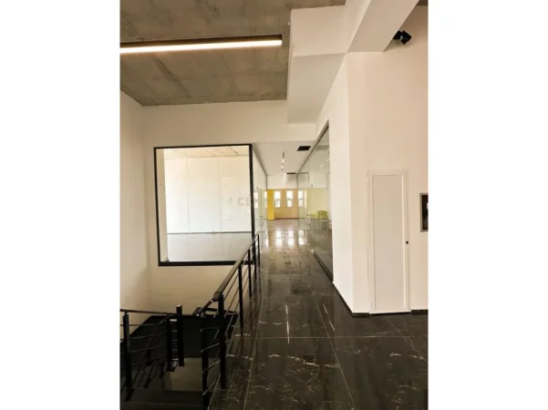Tirane, jepet me qera ambjent biznesi , 170 m² 1.500 € 