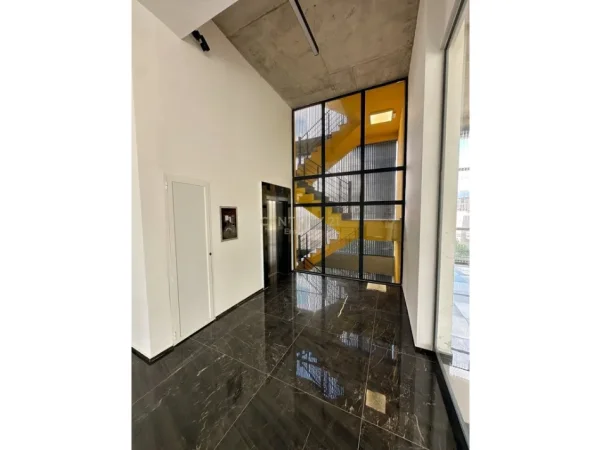 Tirane, jepet me qera ambjent biznesi , 170 m² 1.500 € 