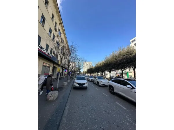 Tirane, jepet me qera ambjent biznesi Kati 0, 62 m² 2.500 € (Bulevardi zogu i pare)