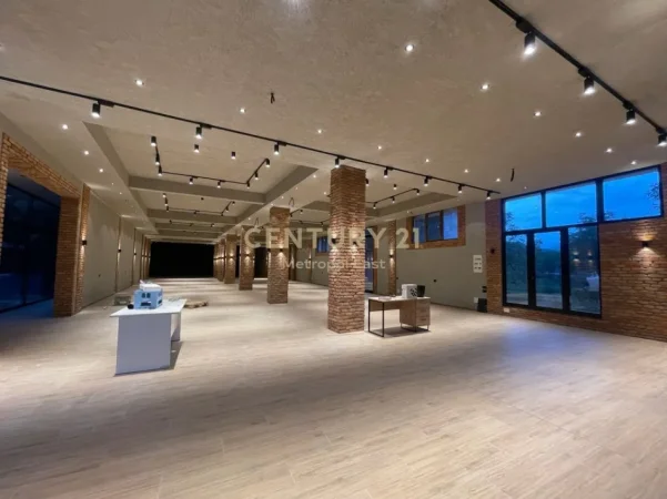 Tirane, jepet me qera ambjent biznesi , 2.500 m² 9.000 € (Tufine)