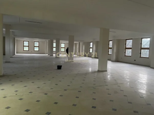 Tirane, jepet me qera ambjent biznesi , 2.500 m² 9.000 € (Tufine)