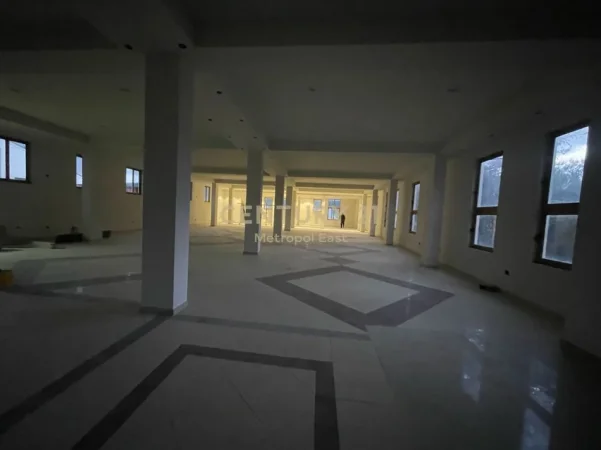 Tirane, jepet me qera ambjent biznesi , 2.500 m² 9.000 € (Tufine)