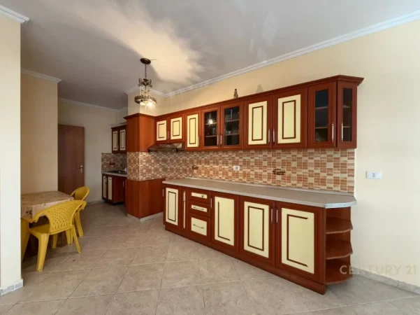Tirane, jepet me qera zyre Kati 3, 153 m² 1.000 € 