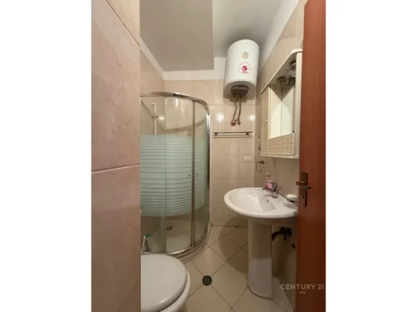 Tirane, jepet me qera zyre Kati 3, 153 m² 1.000 € 