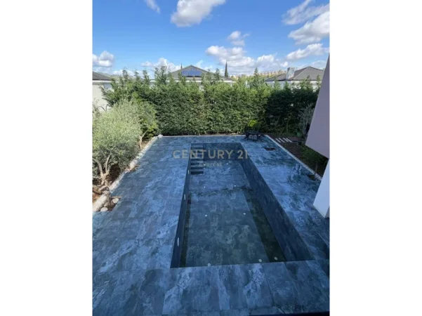 Tirane, jepet me qera Vile 2 Katshe Kati 3, 765 m² 5.000 € (Rolling Hills)