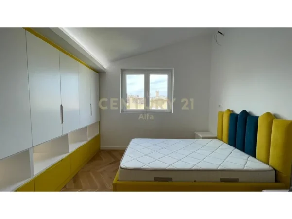 Tirane, jepet me qera apartament+verande | Penthouse 3+1+Aneks+Ballkon Kati 5, 200 m² 2.000 € 