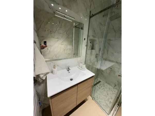 Tirane, jepet me qera apartament 1+1+Aneks+Ballkon Kati 9, 77 m² 1.000 € 