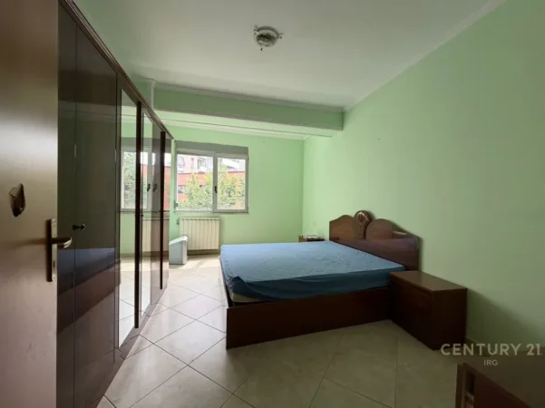 Tirane, jepet me qera zyre Kati 3, 153 m² 1.000 € (Selvia)