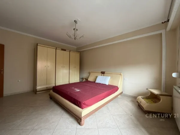 Tirane, jepet me qera zyre Kati 3, 153 m² 1.000 € (Selvia)