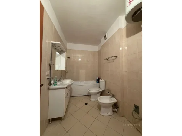 Tirane, jepet me qera zyre Kati 3, 153 m² 1.000 € (Selvia)