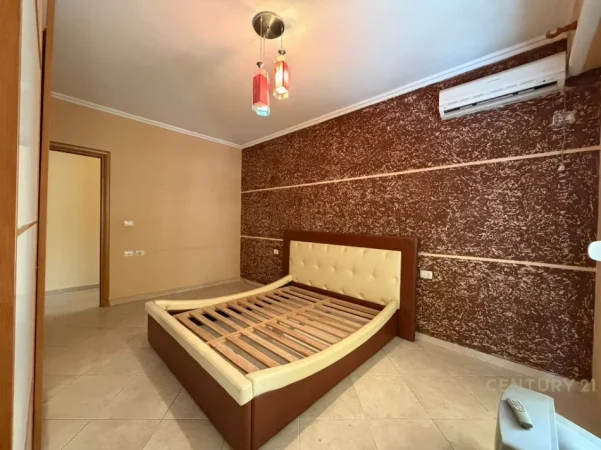 Tirane, jepet me qera zyre Kati 3, 153 m² 1.000 € (Selvia)