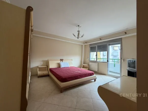 Tirane, jepet me qera zyre Kati 3, 153 m² 1.000 € (Selvia)