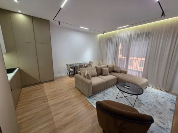 Tirane, jepet me qera apartament 1+1+Aneks+Ballkon Kati 4, 70 m² 1.050 € 