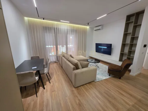 Tirane, jepet me qera apartament 1+1+Aneks+Ballkon Kati 4, 70 m² 1.050 € 