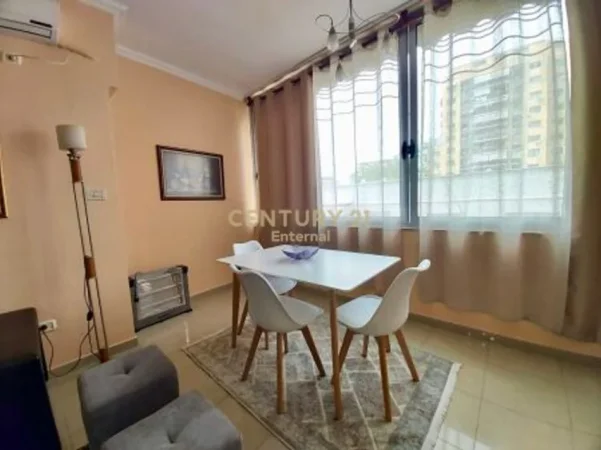 Tirane, jepet me qera apartament 2+1+Aneks+Ballkon Kati 3, 80 m² 700 € (Garda)