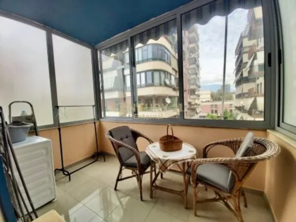 Tirane, jepet me qera apartament 2+1+Aneks+Ballkon Kati 3, 80 m² 700 € (Garda)