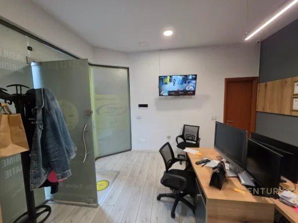 Tirane, jepet me qera zyre Kati 1, 31 m² 600 € (Don Bosco)