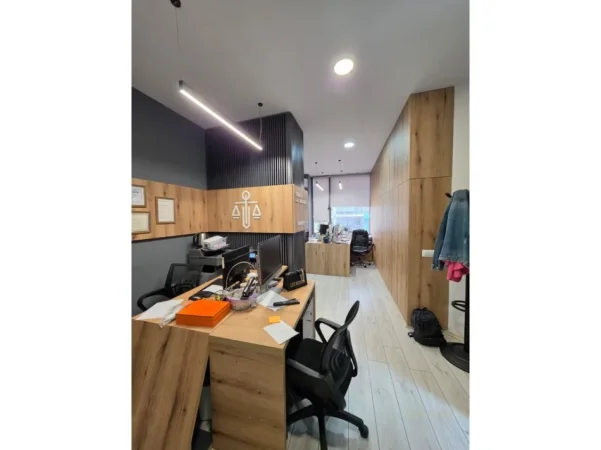 Tirane, jepet me qera zyre Kati 1, 31 m² 600 € (Don Bosco)
