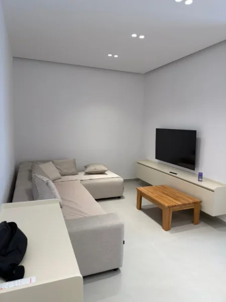 Tirane, jepet me qera apartament 1+1 Kati 3, 76 m² 400 € (Shkoze)