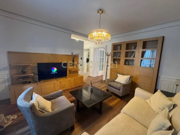 Tirane, jepet me qera apartament 1+1+Aneks+Ballkon Kati 2, 75 m² 700 € (Shkolla e Kuqe)