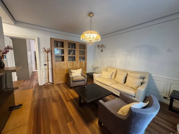 Tirane, jepet me qera apartament 1+1+Aneks+Ballkon Kati 2, 75 m² 700 € (Shkolla e Kuqe)