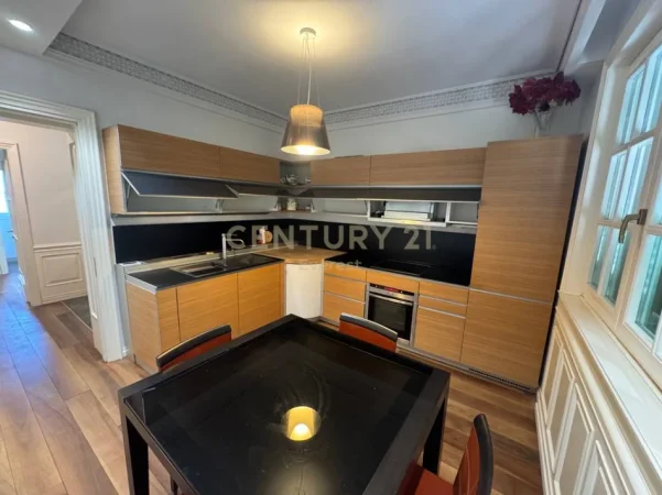 Tirane, jepet me qera apartament 1+1+Aneks+Ballkon Kati 2, 75 m² 700 € (Shkolla e Kuqe)